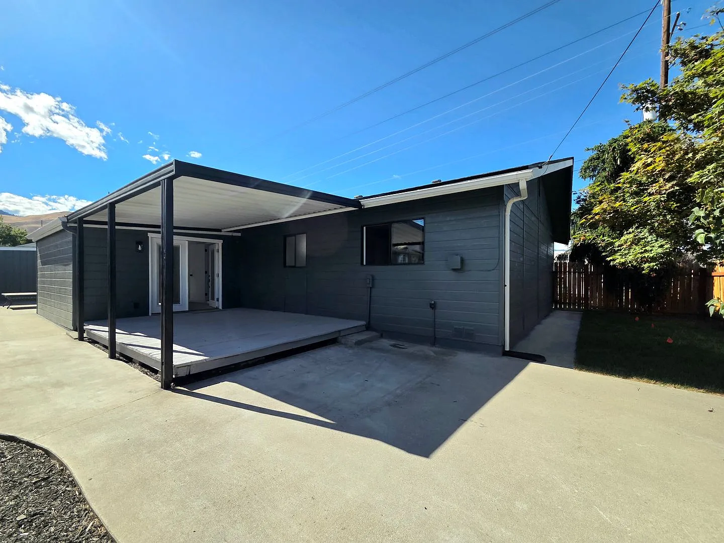 Beautifully Renovated 3-Bed. + Den, 2-Bath Rambler For Rent! ** Landscaping Included!! ** + W/D! — Photo 3