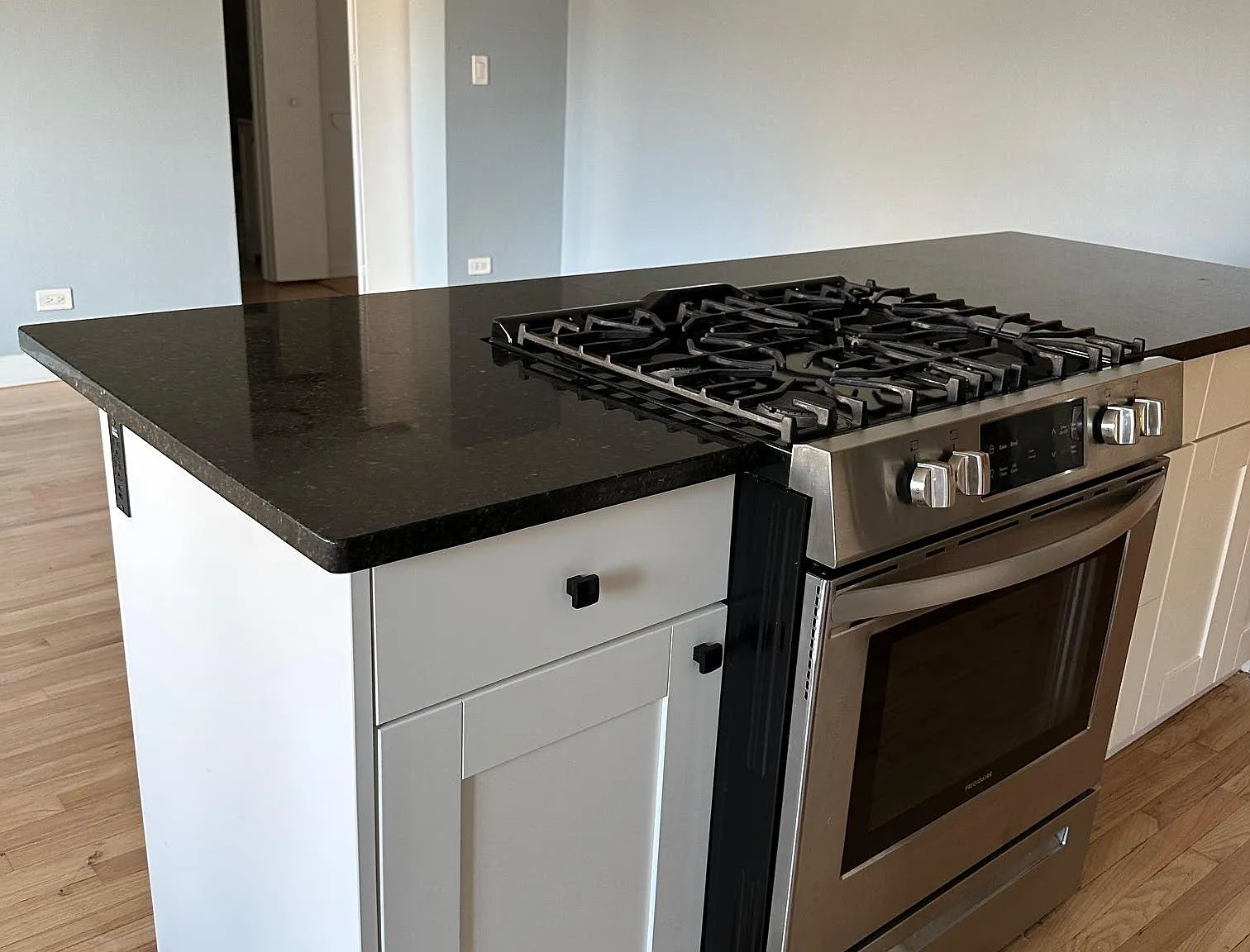 1 bed, 800 sqft, $1,950 — Photo 3
