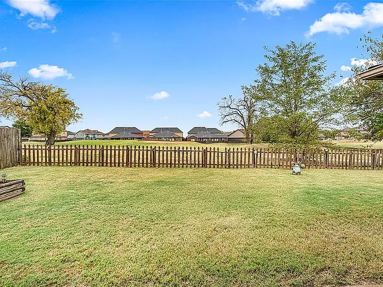 11521 Carriage Dr — Photo 30