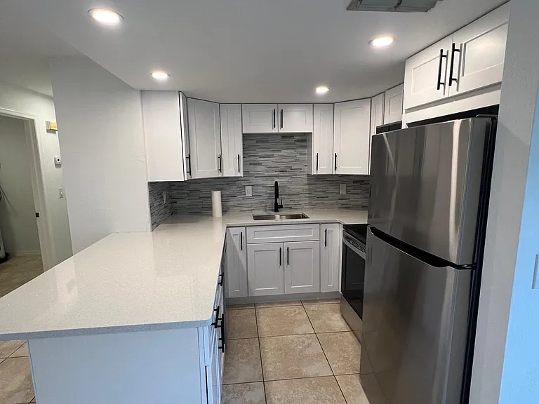 1016 SE 8th St #7 — Photo 8