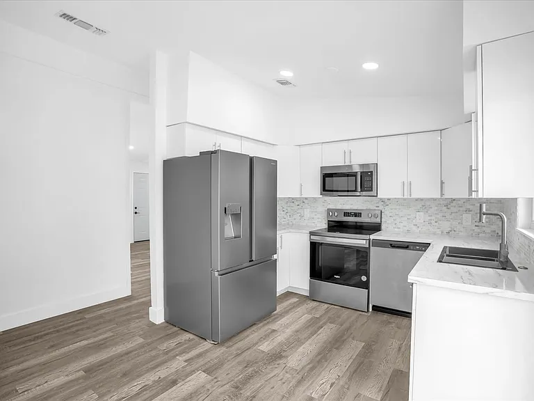 1730 Avenue C NE — Photo 2