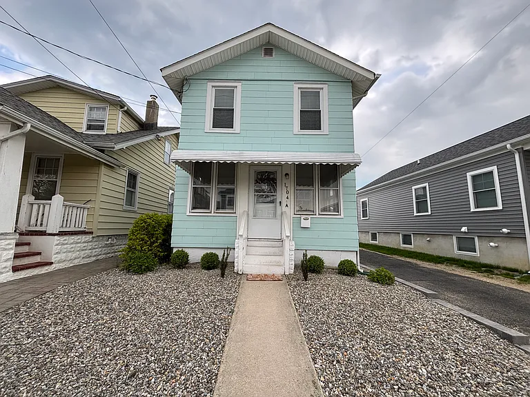 1704 B St — Photo 1