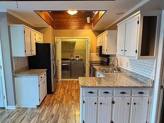 2nd image of 906 Old Fountain Pl