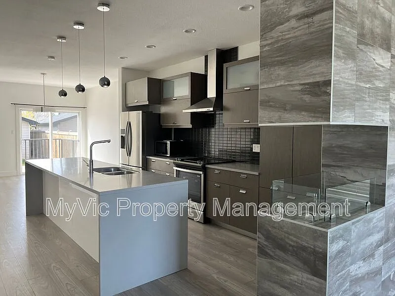 3 bed, 2.0 bath, $2,025 — Photo 2