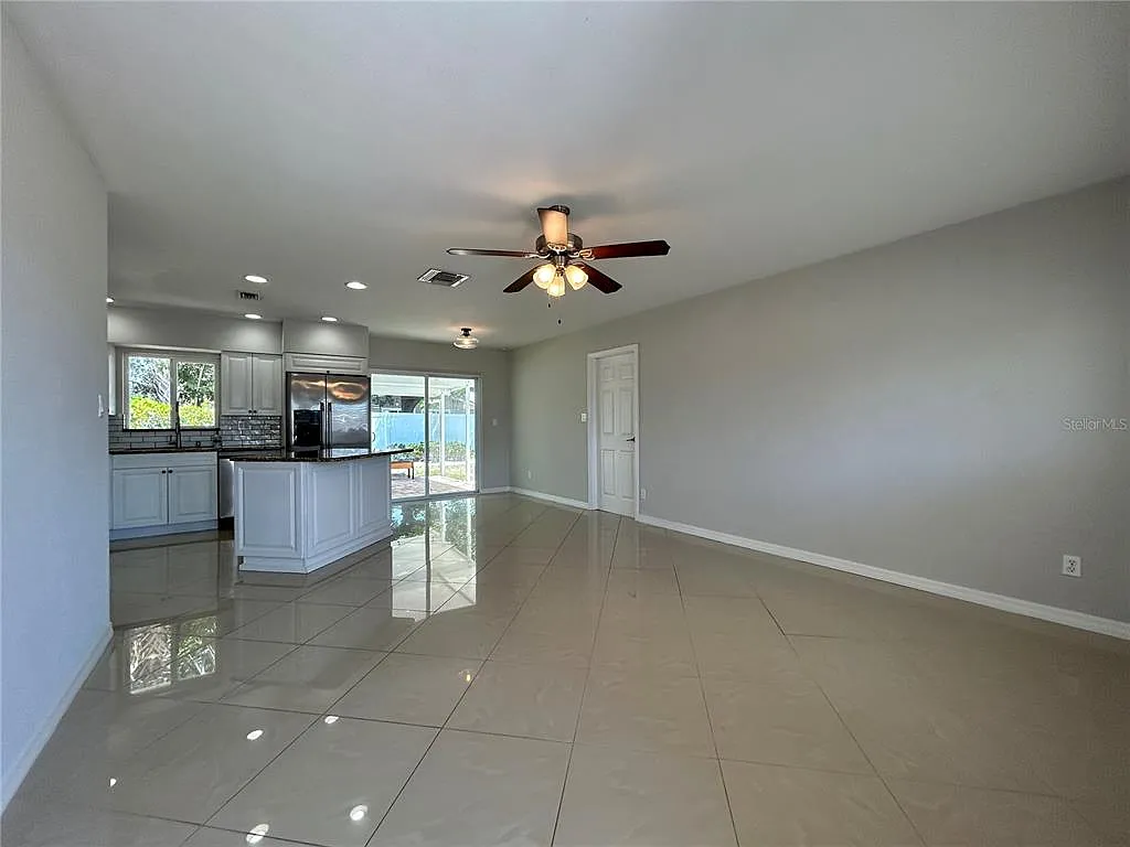 3 bed, 2.0 bath, 1052 sqft, $3,000 — Photo 3