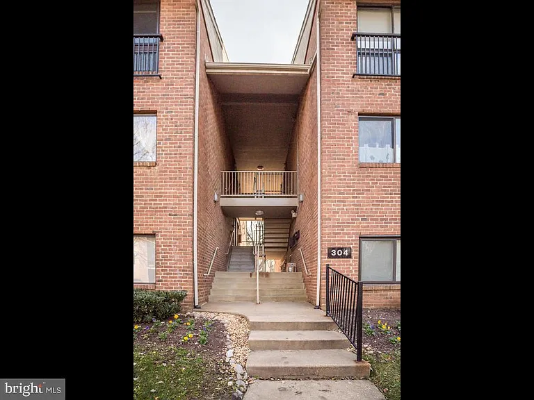 304 Hilltop Ln #F — Photo 9