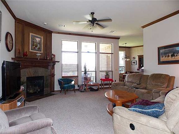 Open floor plan w/kitchen