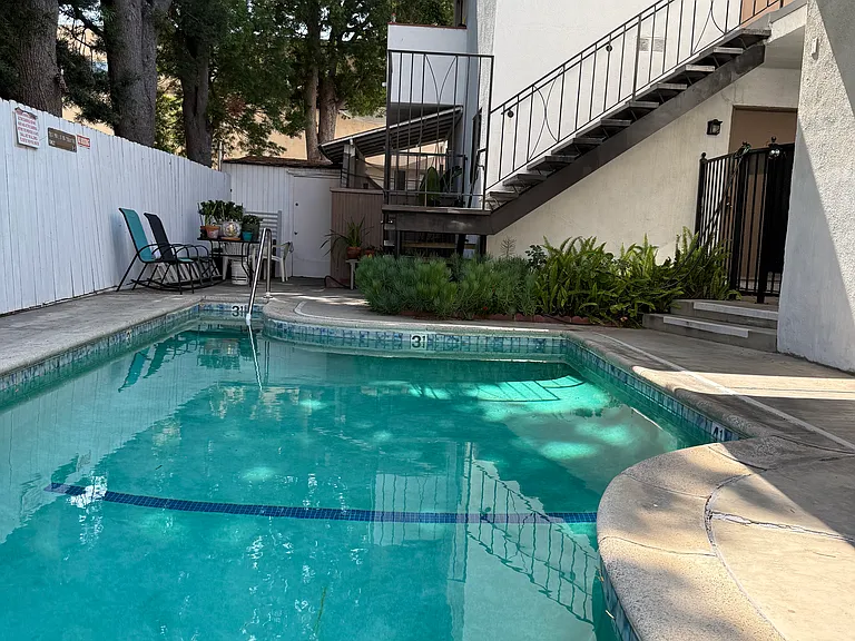 17830 Magnolia Blvd #11 — Photo 8