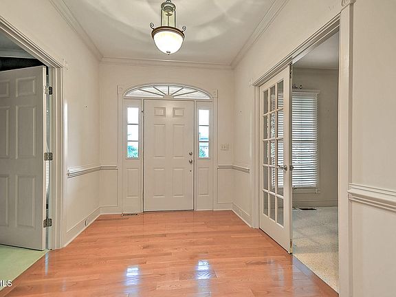 4th image of 120 Roscommon Dr