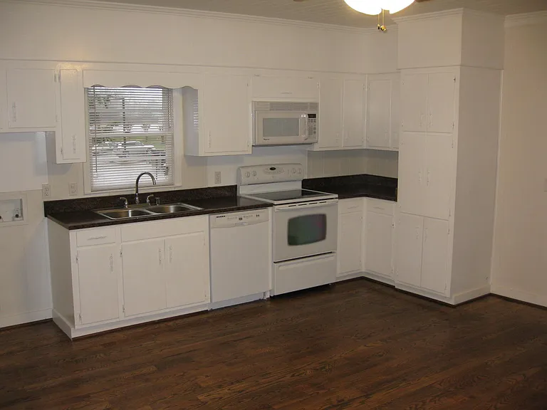 200 N Isundega St — Photo 6
