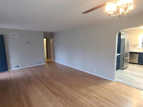 5th image of 2028 Lindell Blvd