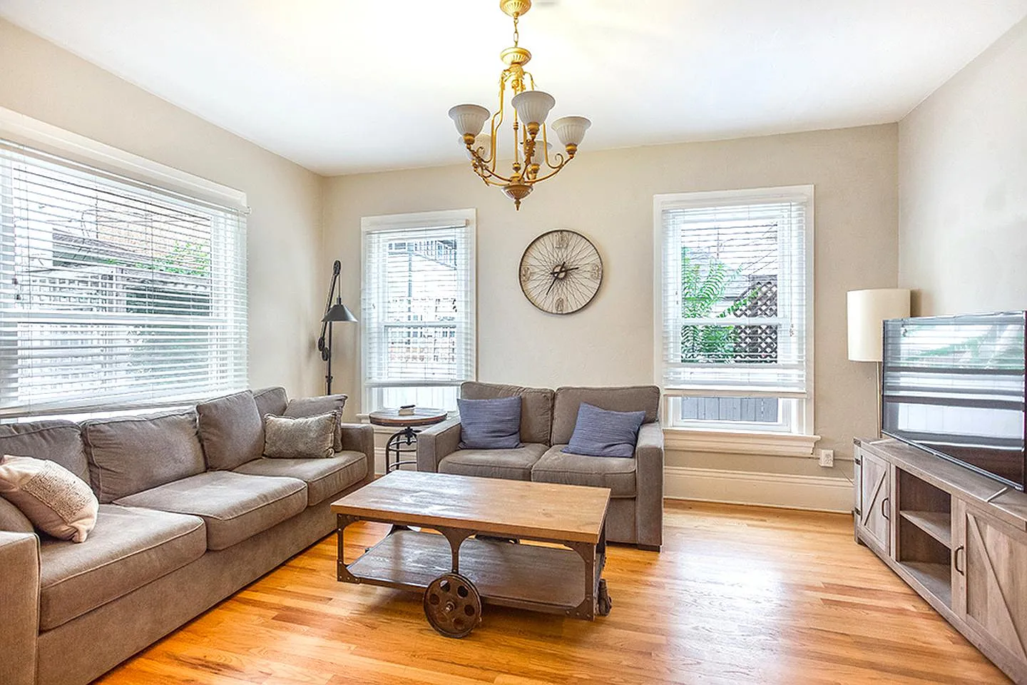 1 bed, 1.0 bath, $745 — Photo 2
