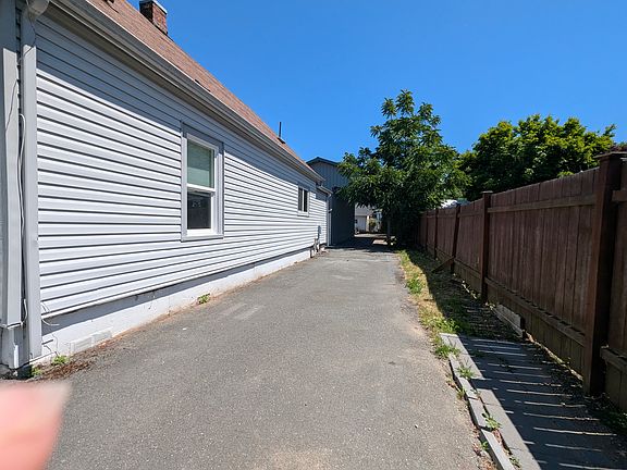 3rd image of 319 Blakeley St