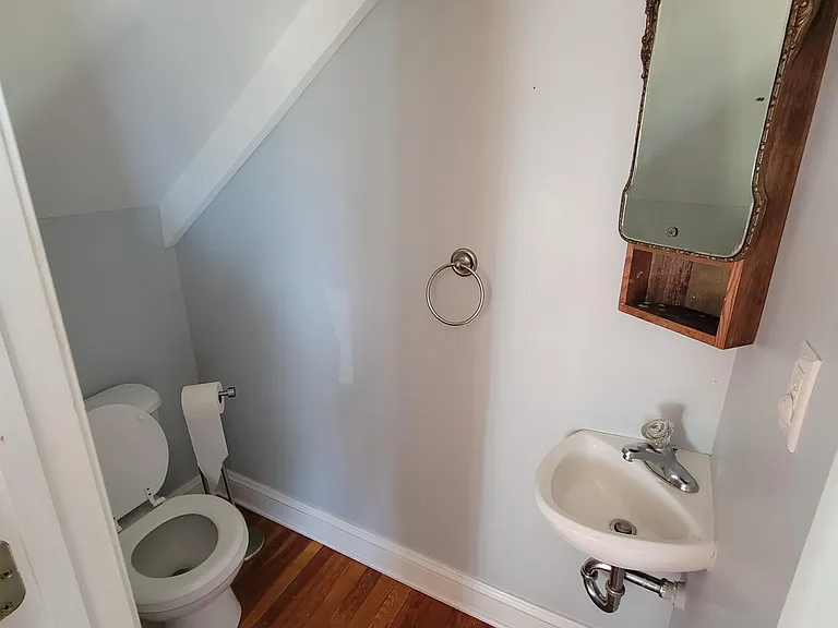 1/2 bath off of Livingroom