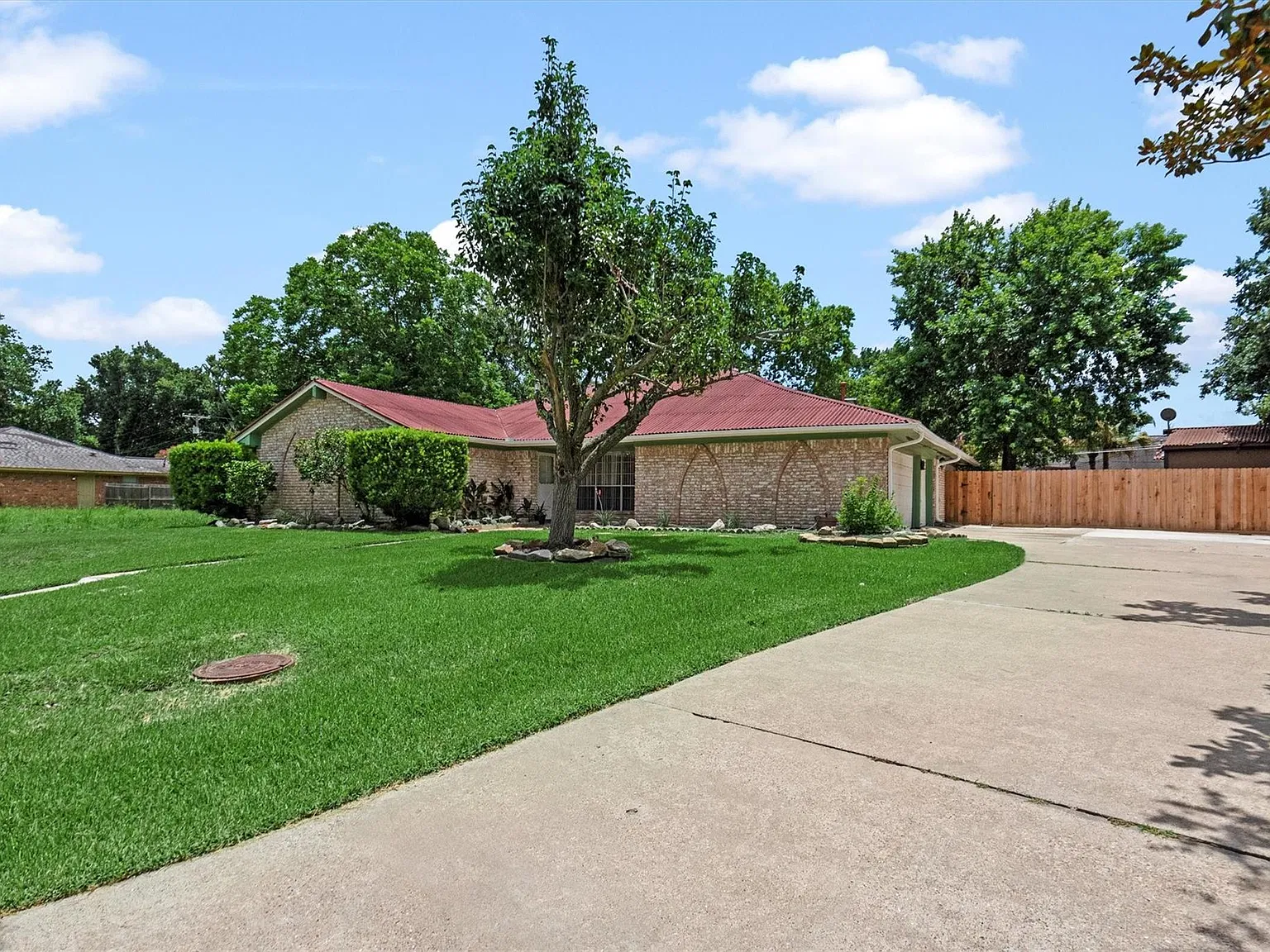 4 bed, 2.0 bath, 2123 sqft, $2,300 — Photo 2