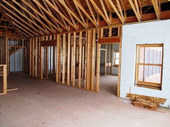2nd image of 2729 Lake Shore Dr E Ste 1)