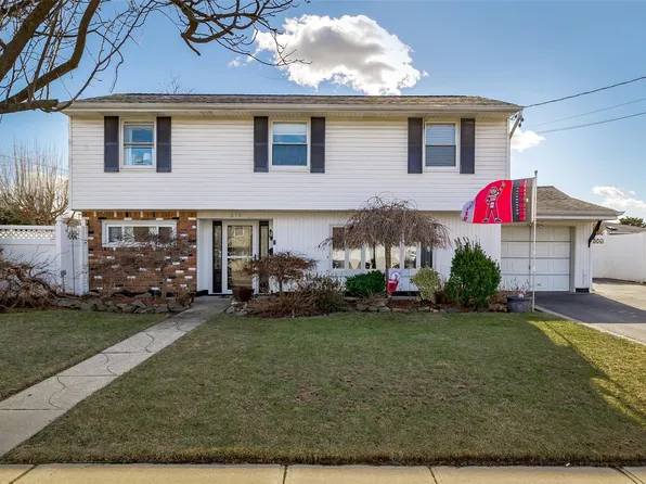 278 N Syracuse Avenue, Massapequa, NY 11758