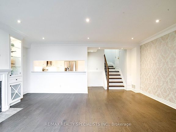 5th image of 100 Arbors Ln #Townhouse 5
