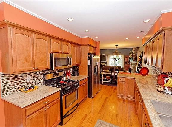 5th image of 941 Hudson Ave