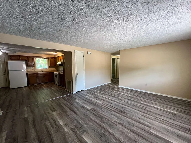 902 Evergreen St — Photo 2
