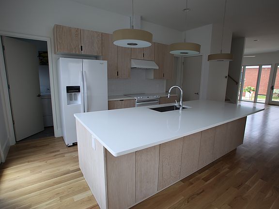 10' ceilings downstairs