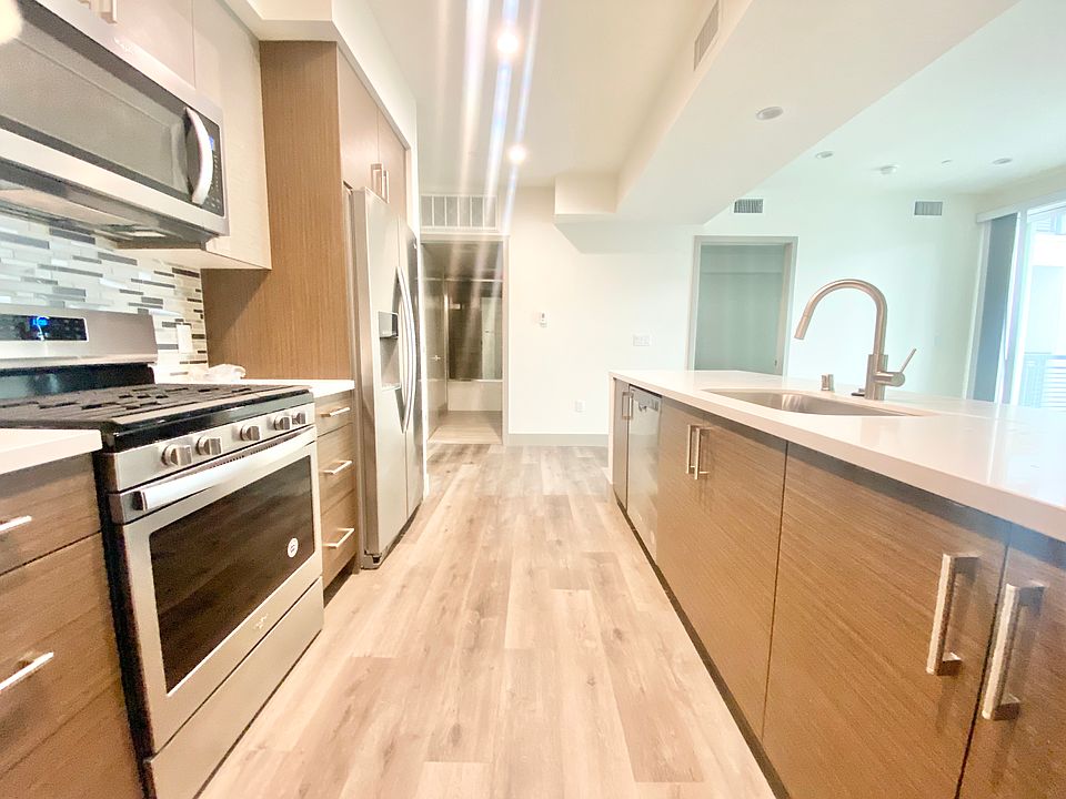 1st image of 4849 Oakwood Ave #201