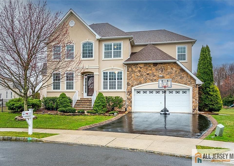 1st image of 10 Eddington Ln