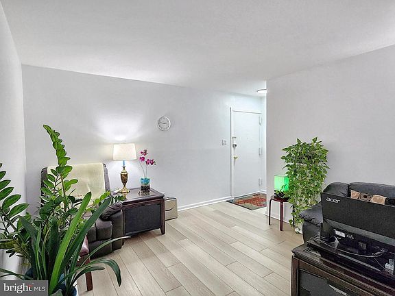 5th image of 2901 Charing Cross Rd Unit 12/8