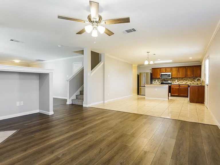 1326 Burleson St — Photo 8