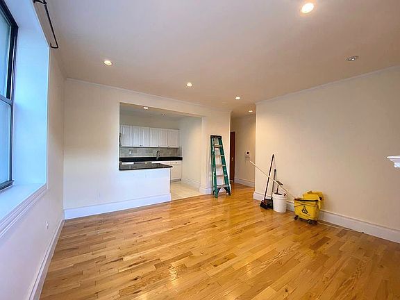 3rd image of 265 W 81st St #9X