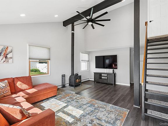 3rd image of 33 Nantucket Drive