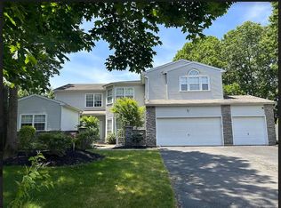 14 Sweet Briar Path, Lake Grove, NY 11755