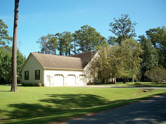 3rd image of 102 Holly Ln