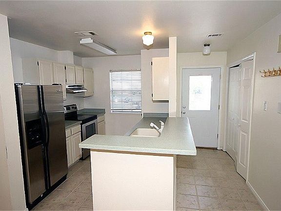 2nd image of 2030 Plantation Dr #10
