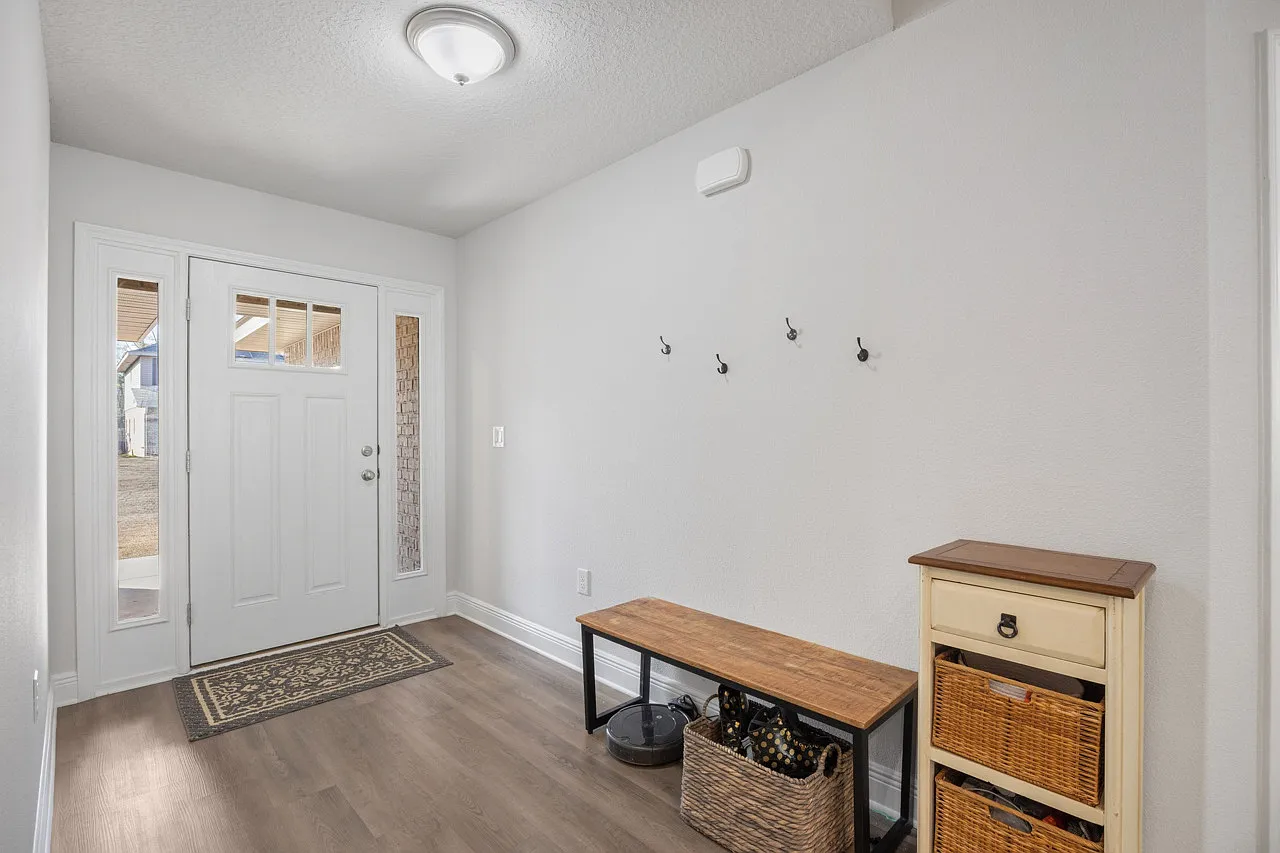 3 bed, 1600 sqft, $1,950 — Photo 2