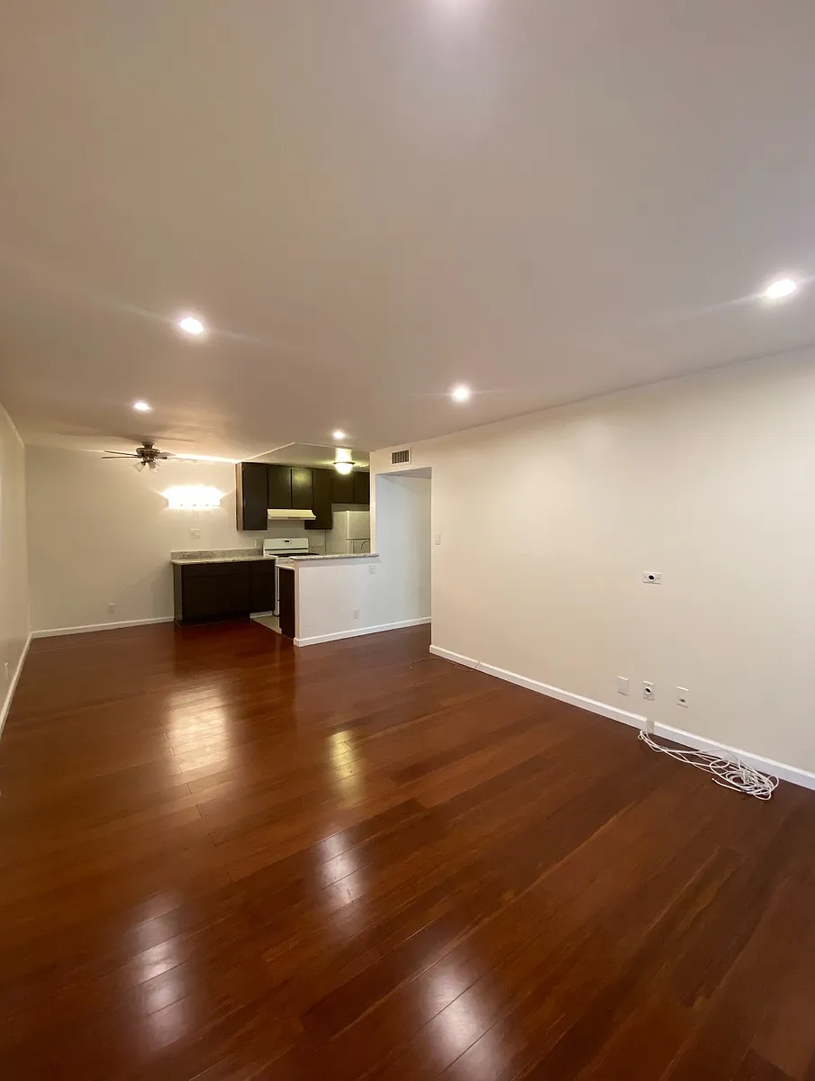 Building Photo - 21000 Parthenia St #2