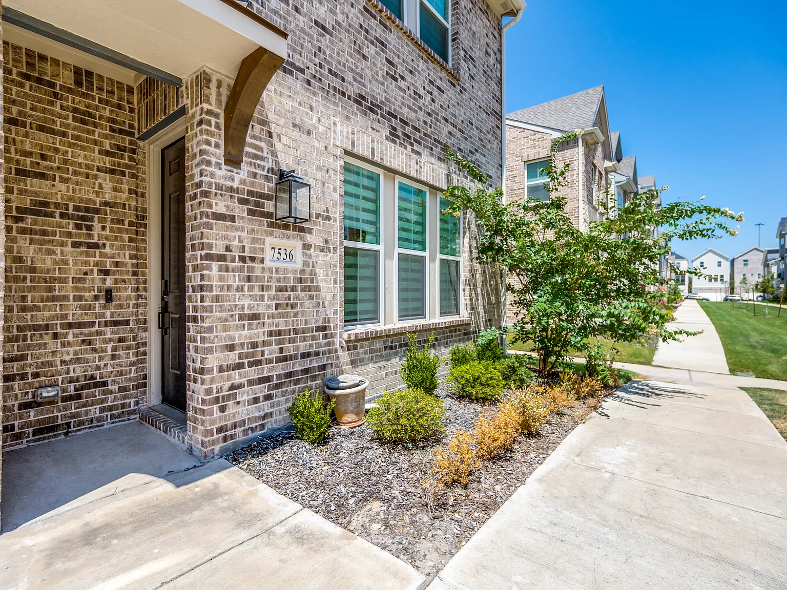 3 bed, 2.5 bath, 1633 sqft, $2,995 — Photo 3