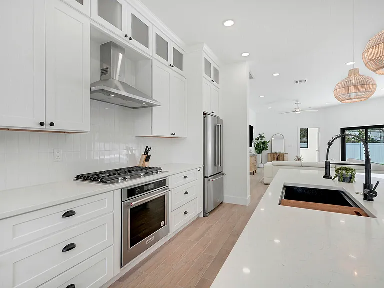 1248 N Harbor Dr — Photo 16