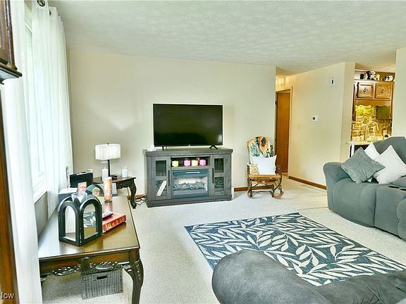 3rd image of 172 Camrose Dr