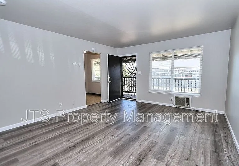 4439 V St #5 — Photo 2