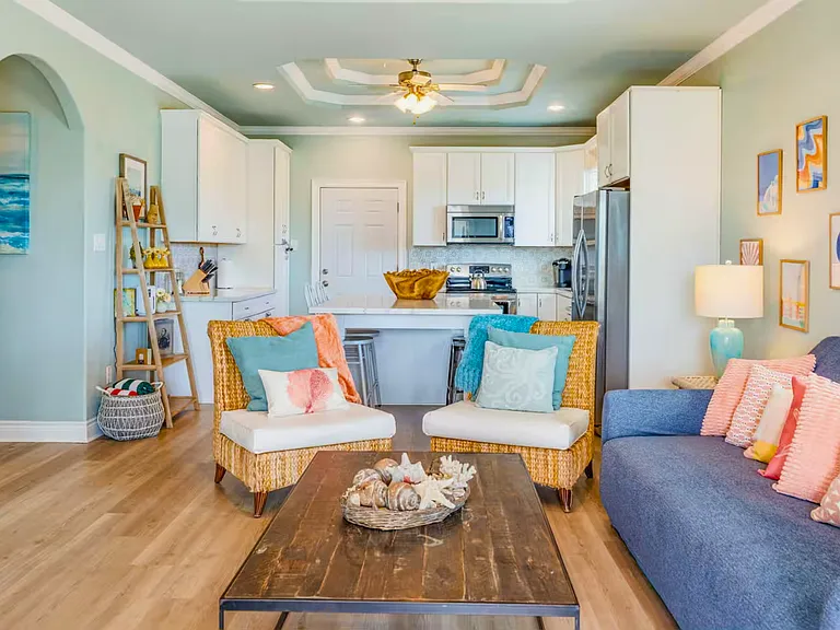 986 Bahama Dr — Photo 4