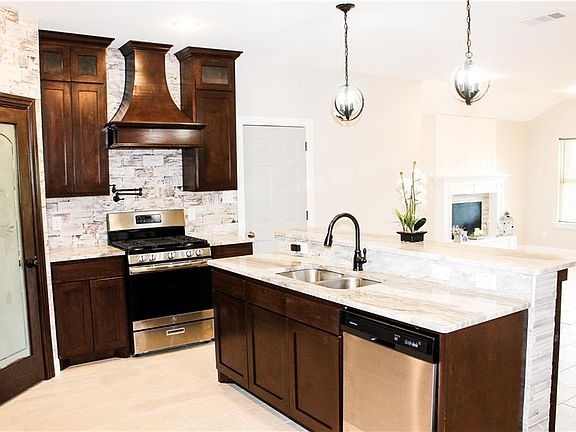 4th image of 2300 Glen Garden Dr