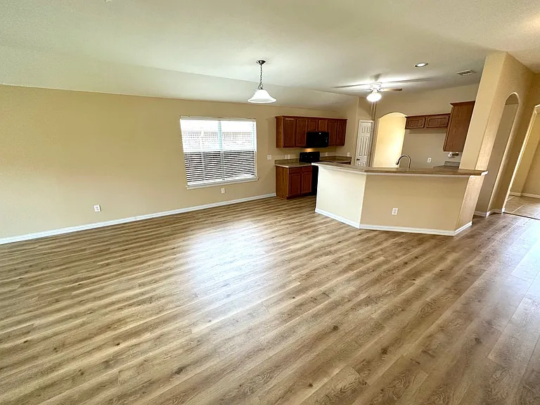 221 Creekwood Dr — Photo 6
