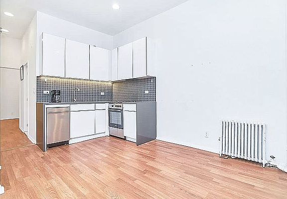 3rd image of 410 W 36th St APT 1RE