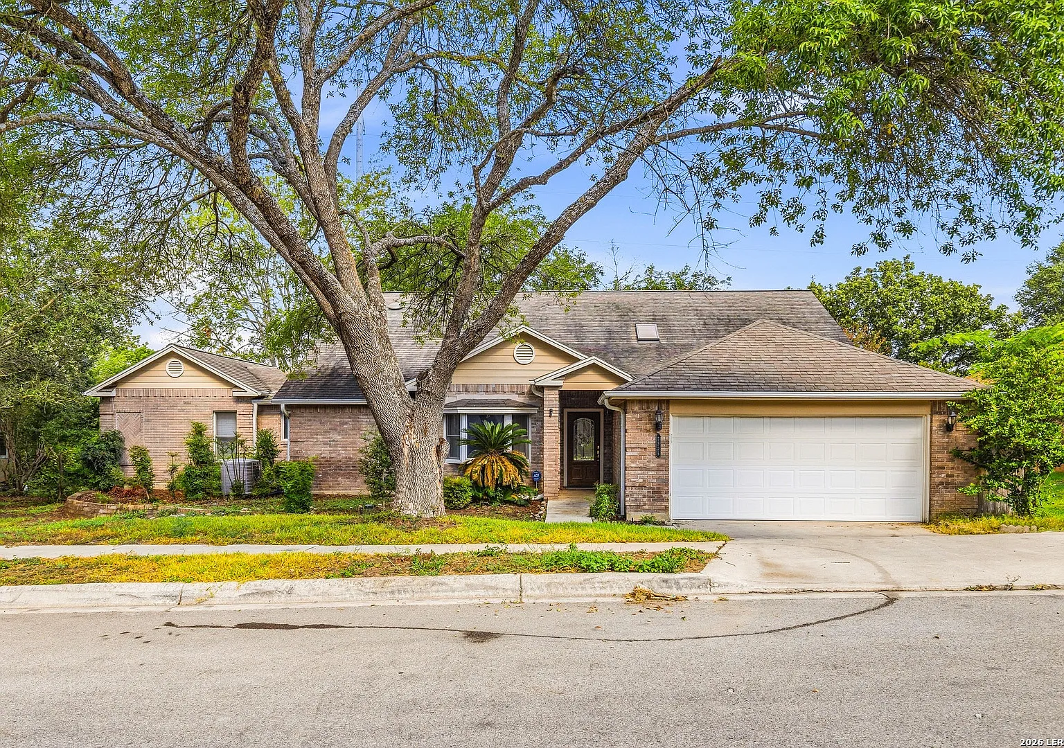 3 bed, 2.0 bath, 2556 sqft, $2,100 — Photo 3