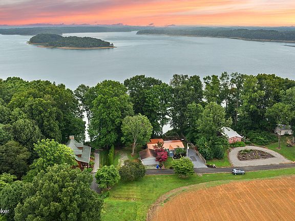 2nd image of 360 Maple Dr