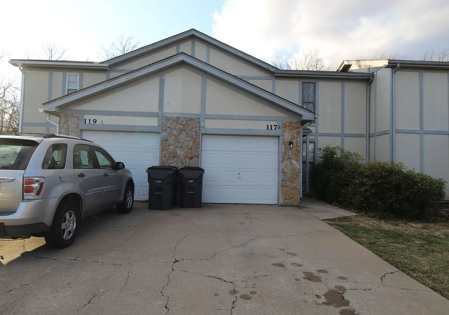 Fully Remodeled 2 Bedroom 1.5 Bath Duplex In Olathe — Photo 2