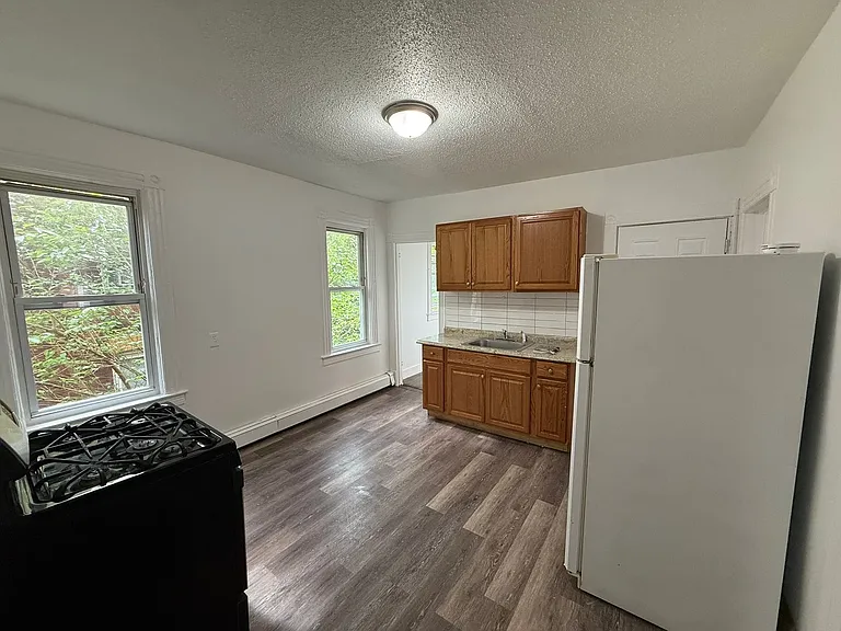 122-124 Shultas Pl — Photo 9