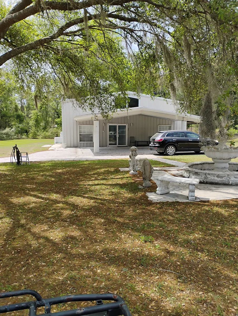 Building Photo - 401 SE Falcon Rd