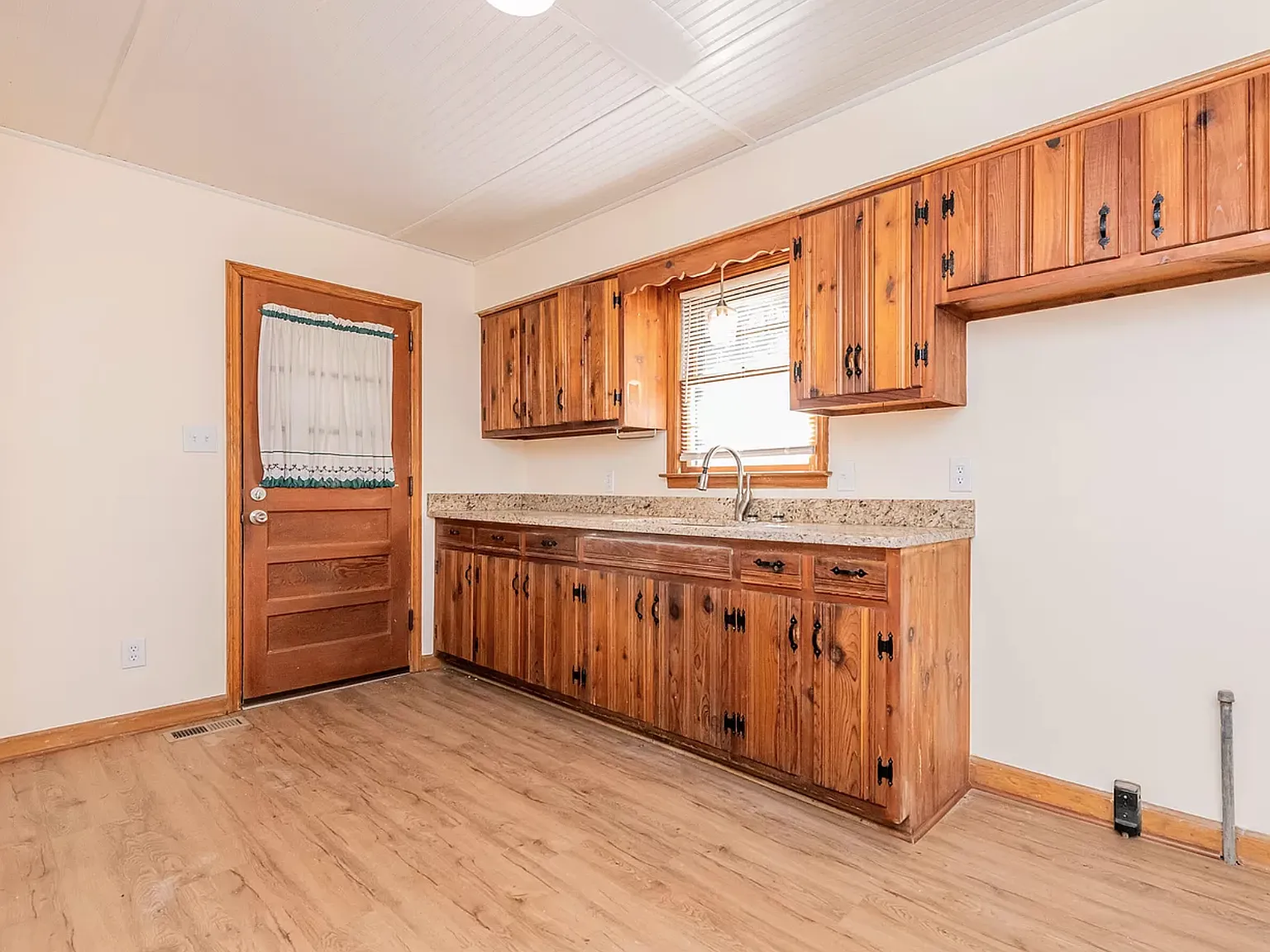 3 bed, 1.5 bath, 1014 sqft, $1,350 — Photo 2